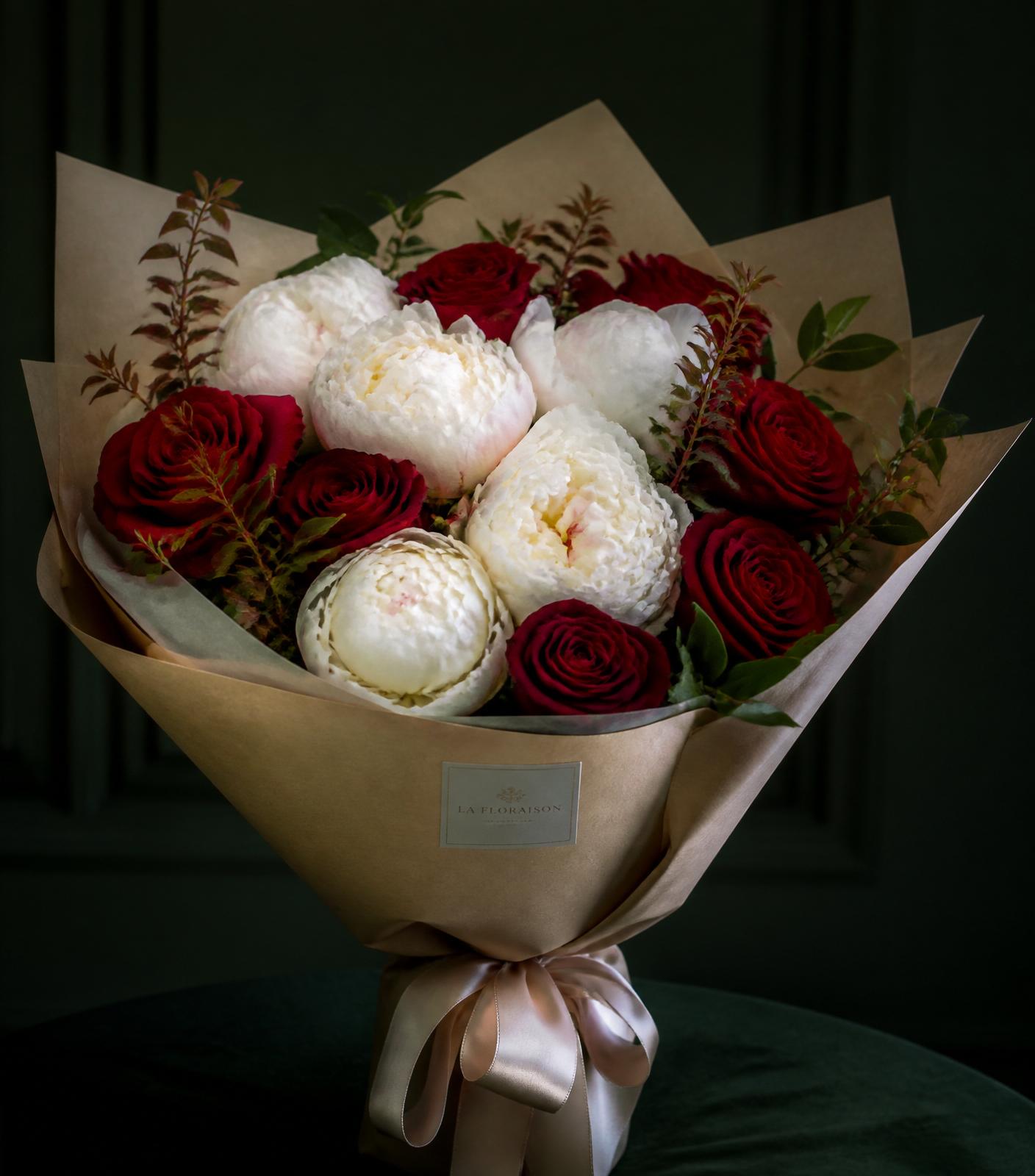 Buquê premium de rosas vermelhas e peônias brancas